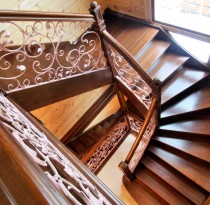 Деревянная лестница на тетивах Ан 377